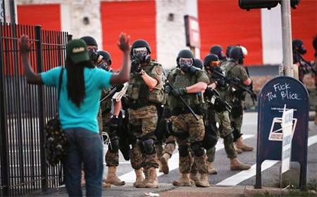 Los disturbios vuelven a Ferguson tras la indignación por la versión policial